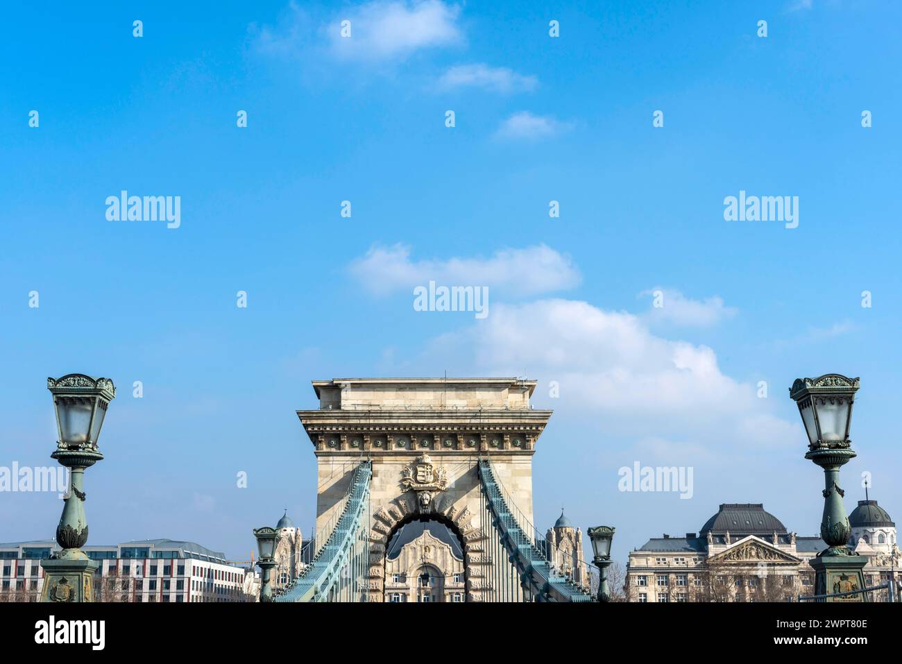 Il Ponte delle catene sul Danubio, ponte sospeso, edificio, politica, storia, viaggio in città, cielo blu, viaggio, turismo, architettura, Europa orientale Foto Stock