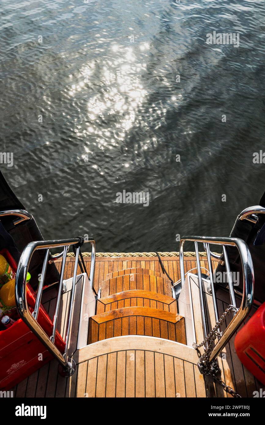 Scaletta da bagno come uscita a poppa di una casa galleggiante, casa galleggiante, vacanza, viaggio, sole, riflessione, acqua, balneazione, nuoto, idilliaco, lago. Esci Foto Stock