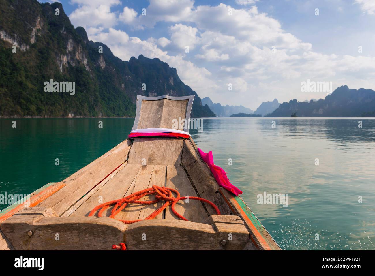 Barca tradizionale a coda lunga di fronte alle rocce calcaree del lago Cheow LAN nel parco nazionale di Khao Sok, natura, viaggio, vacanza, lago, serbatoio Foto Stock