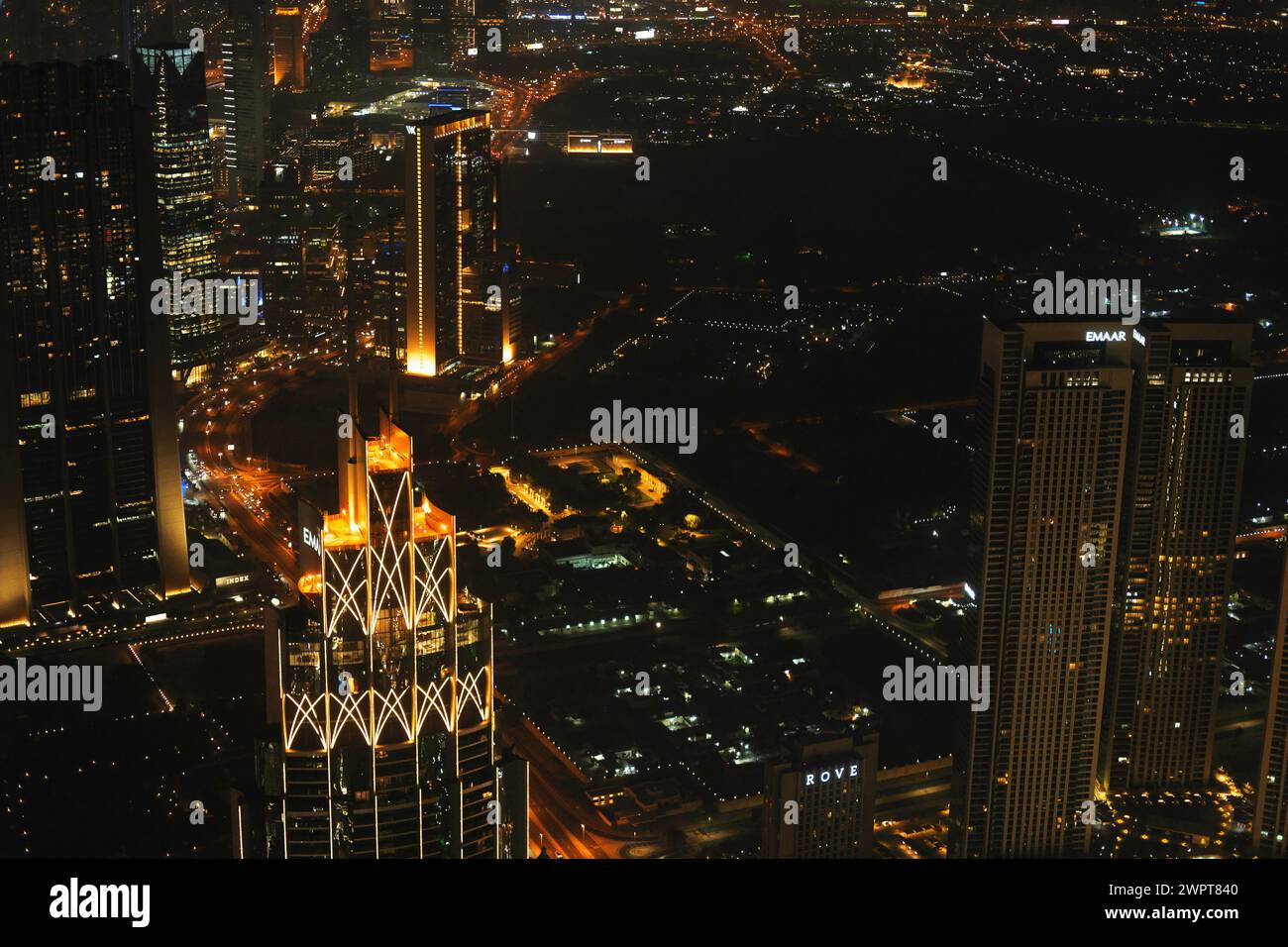 Affacciato sul vibrante bagliore delle luci della città di Dubai, il paesaggio urbano brilla sotto il cielo notturno. Dubai, Emirati Arabi Uniti - 15 agosto 2023. Foto Stock