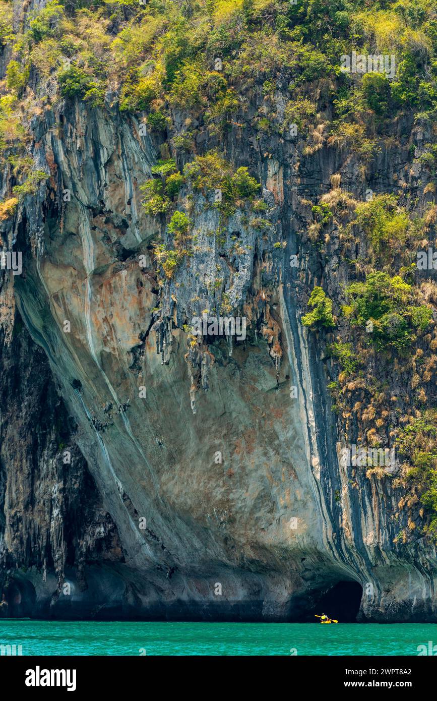 Rocce calcaree sulla spiaggia di Tam Phra Nang, calcare, rocce calcaree, viaggi, vacanze, turismo, natura, paesaggio naturale, Mare delle Andamane, arrampicata sulle rocce Foto Stock