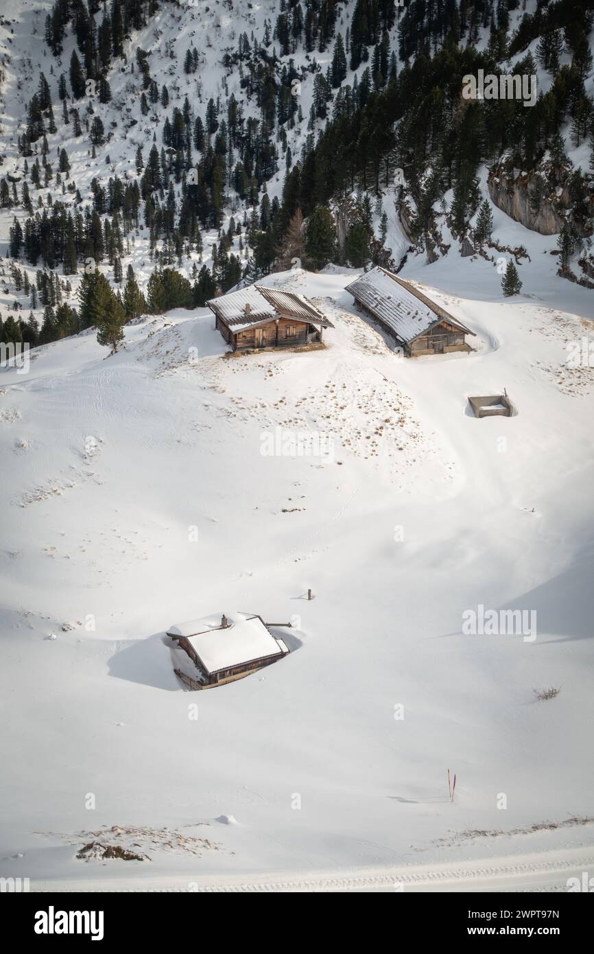Pacco di neve profonda che copre case e strade di un villaggio alpino a Hintertux, Austria, Europa Foto Stock