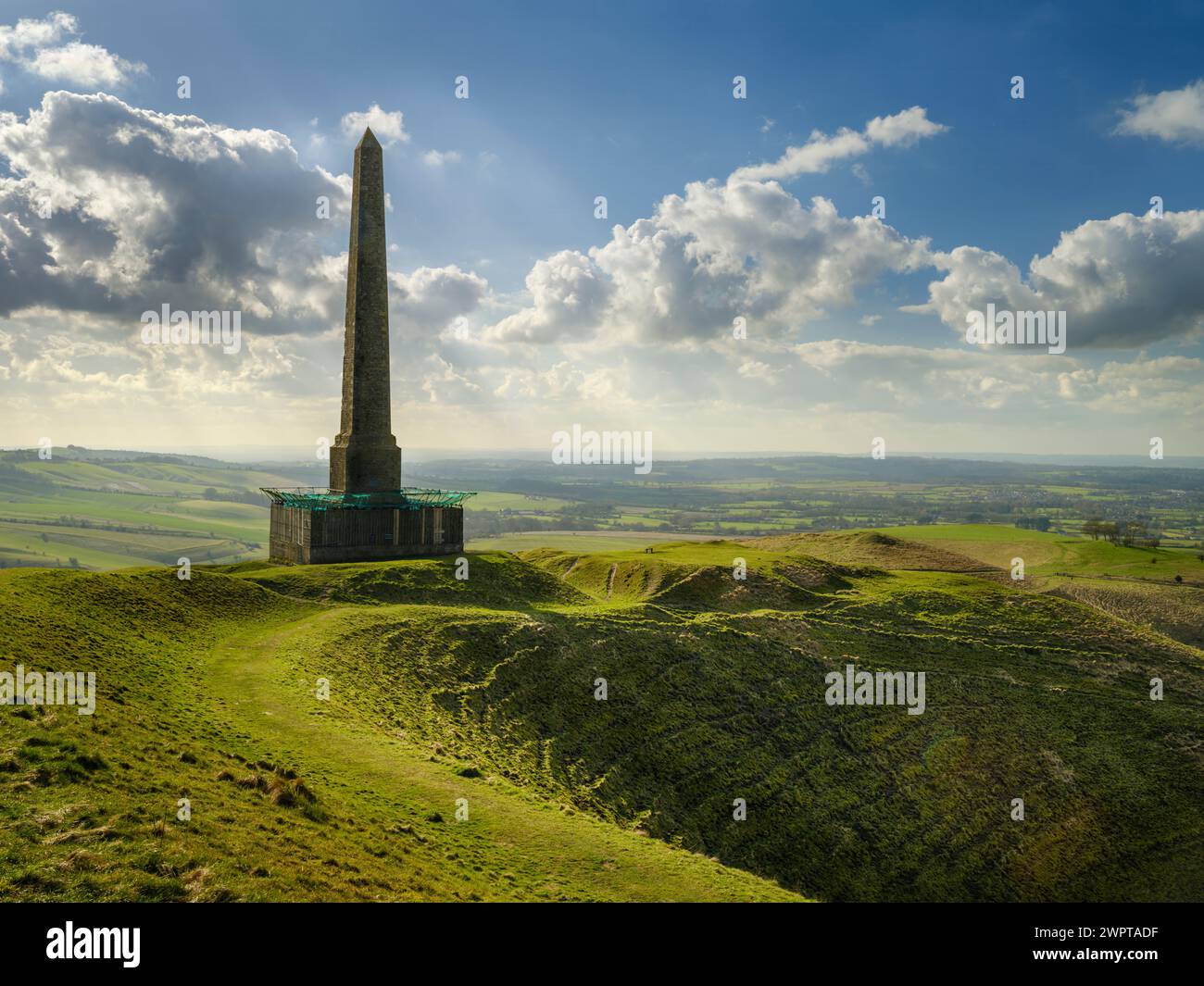 Il monumento di Lansdowne, noto anche come il monumento di Cherhill, può essere visto sulla cima di una ripida scarpata non lontano dal Cherhill White Horse vicino a C. Foto Stock