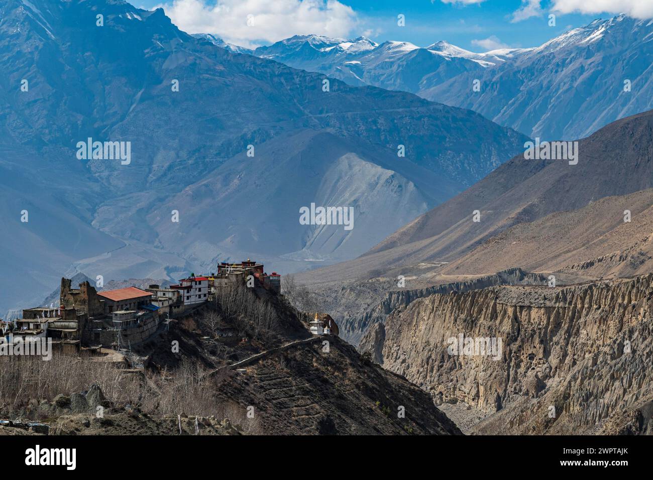 Villaggio ai margini, valle di Mutinath, Regno di Mustang, Nepal Foto Stock