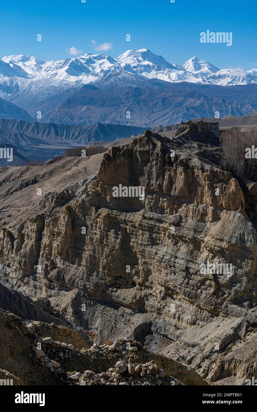 Vecchio palazzo, dzong nel villaggio di Tsarang prima della catena montuosa dell'Annapurna, Regno di Mustang, Nepal Foto Stock Vecchio palazzo, dzong nel villaggio di Tsarang prima della catena montuosa dell'Annapurna, Regno di Mustang, Nepal Foto Stock
