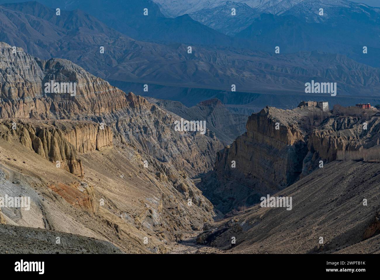 Vecchio palazzo, dzong nel villaggio di Tsarang, Regno di Mustang, Nepal Foto Stock Vecchio palazzo, dzong nel villaggio di Tsarang, Regno di Mustang, Nepal Foto Stock