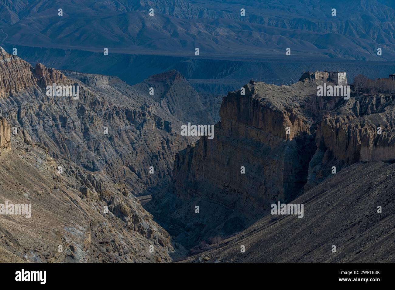 Vecchio palazzo, dzong nel villaggio di Tsarang, Regno di Mustang, Nepal Foto Stock Vecchio palazzo, dzong nel villaggio di Tsarang, Regno di Mustang, Nepal Foto Stock