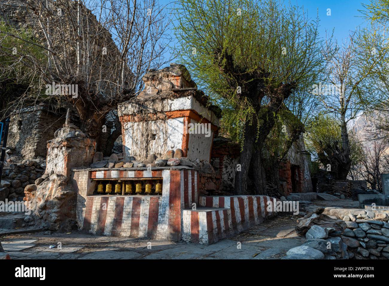 Vicoli stretti nel villaggio di Chhusang, Regno di Mustang, Nepal Foto Stock Vicoli stretti nel villaggio di Chhusang, Regno di Mustang, Nepal Foto Stock