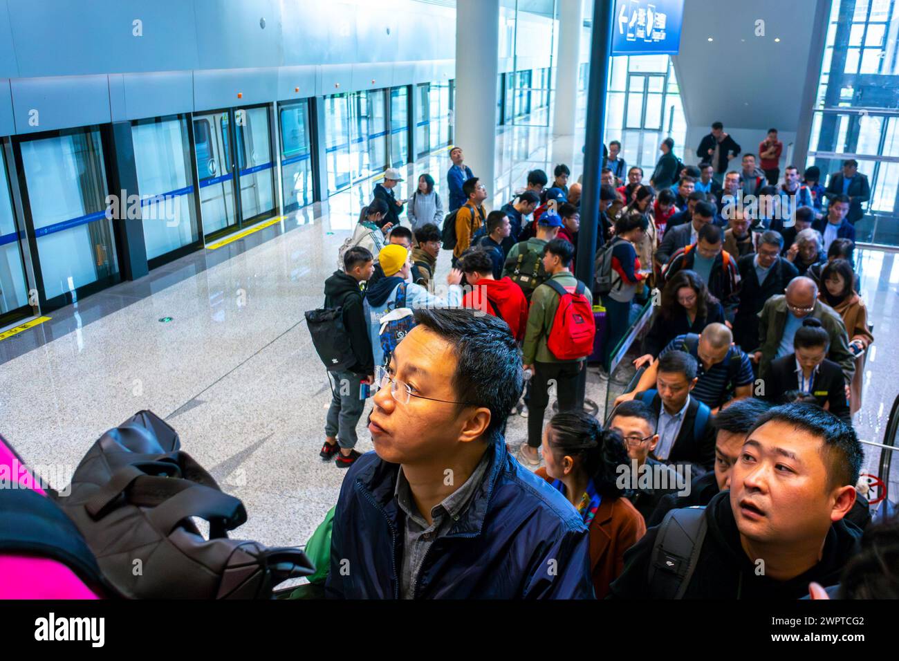 Shanghai, Cina, Wide Angle Views, High Angle, Large Crowd People, viaggiando all'interno, corridoio, Escalator Chinese Modern Airport, Hong Qiao Foto Stock