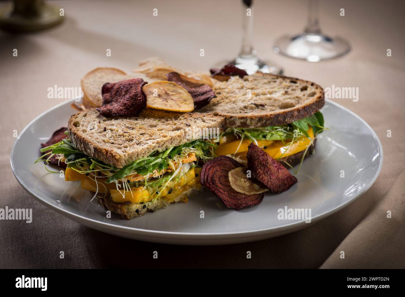 Sandwich vegetariano con pane integrale con patatine di cavolo Foto Stock