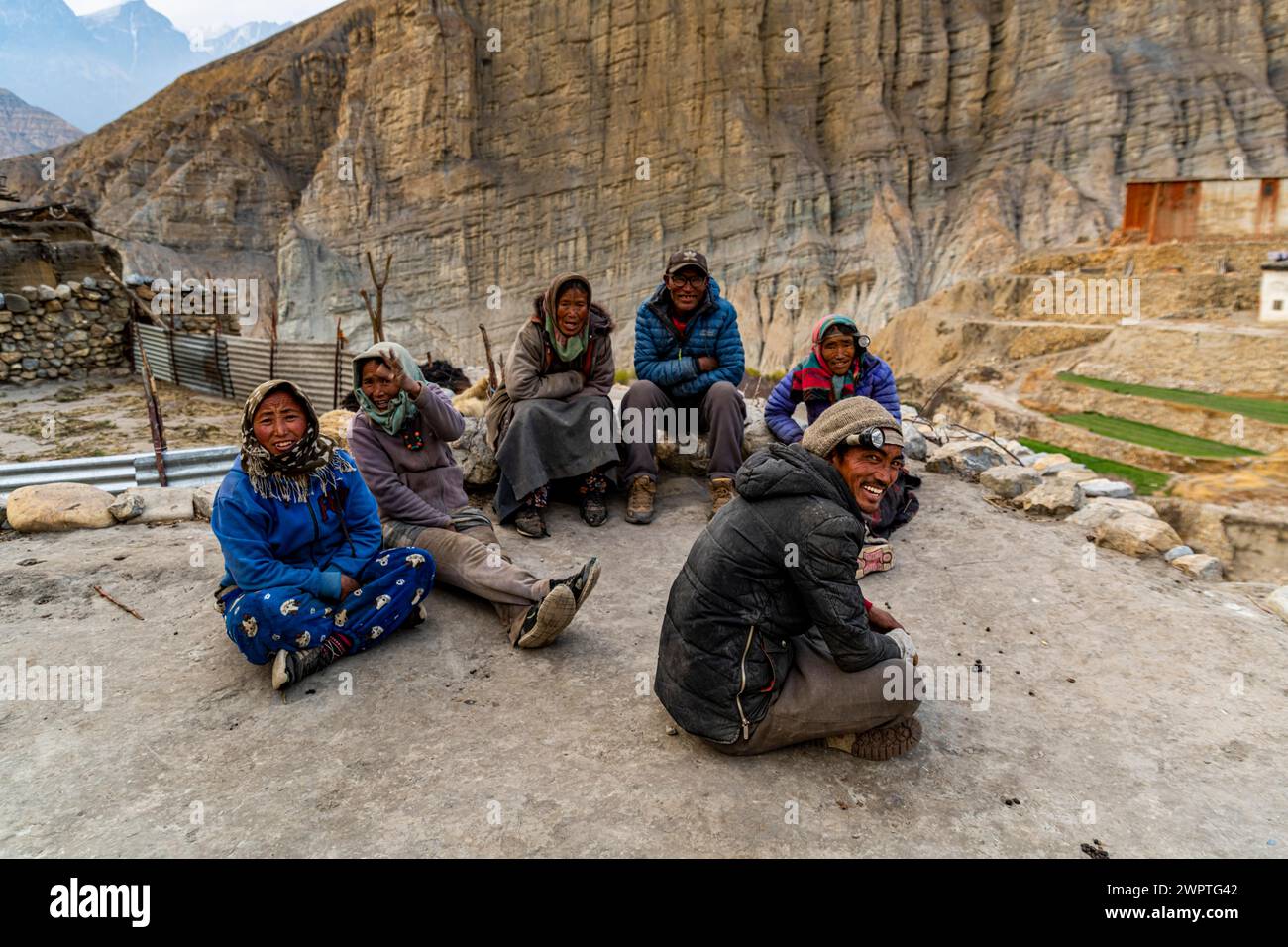 Amichevole gente del posto nel remoto villaggio di Tetang, Regno di Mustang, Nepal Foto Stock