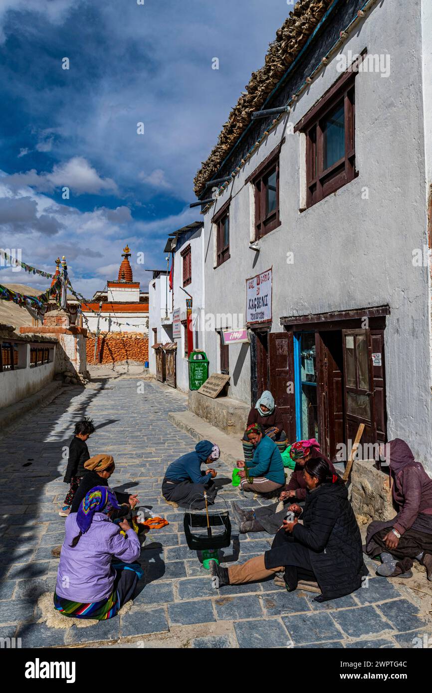 Donne locali che praticano la tessitura tradizionale nel villaggio lo-Manthang, Regno di Mustang, Nepal Foto Stock Donne locali che praticano la tessitura tradizionale nel villaggio lo-Manthang, Regno di Mustang, Nepal Foto Stock