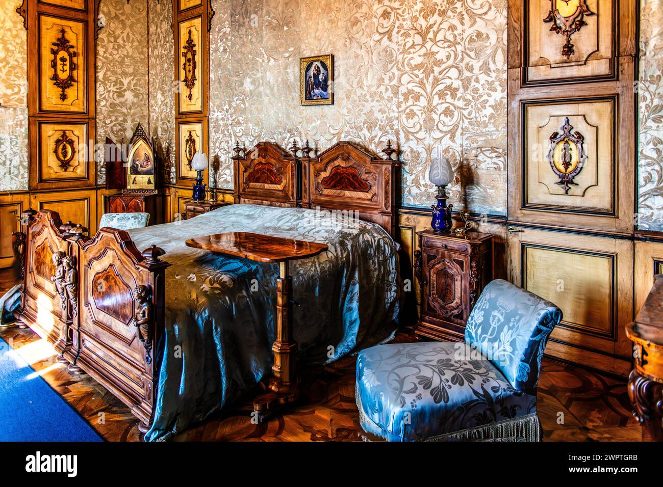 Camera da letto di Carlotta, interni in stile neo-rinascimentale, neo-barocco, Castello di Miramare con meravigliosa vista sul Golfo di Trieste, 1870, residenza di Foto Stock