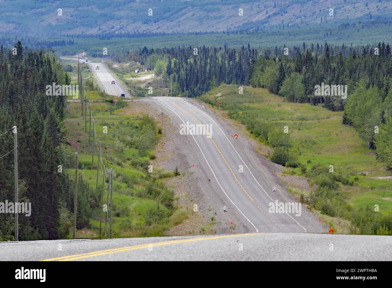 La strada conduce a livelli infiniti attraverso aree selvagge, costanti salite e discese, Alaska Highway, Yukon Territory, Canada Foto Stock