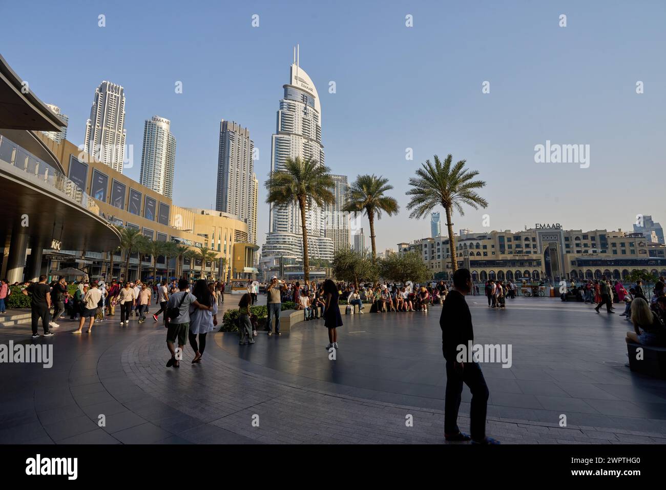 Turisti di fronte al grattacielo sullo sfondo del lago Burj Khalifa. Dubai, Emirati Arabi Uniti Foto Stock