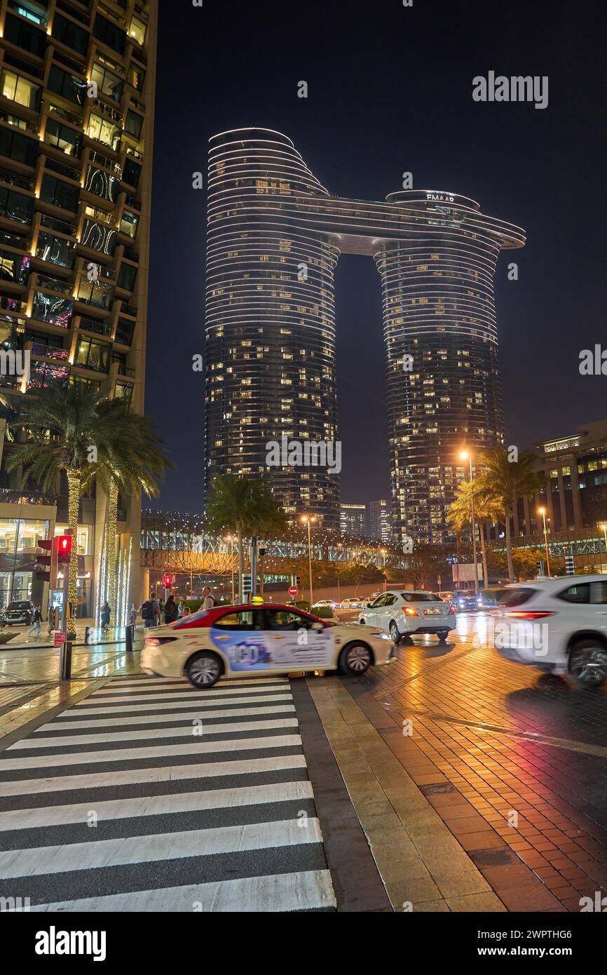 Alte torri piatte di lusso con vista cielo nel centro di Dubai. Dubai, Emirati Arabi Uniti Foto Stock