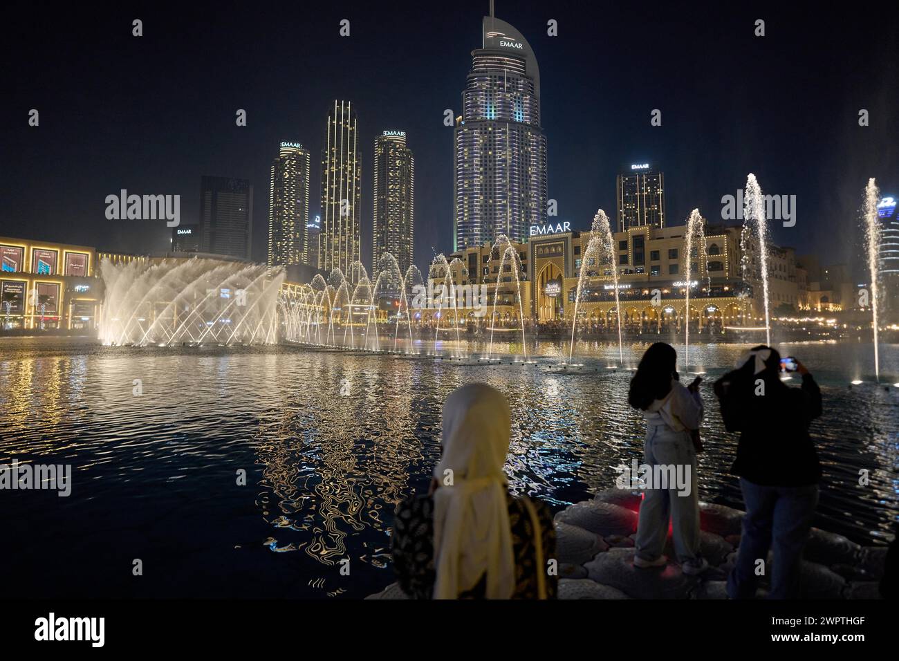 L'acqua della fontana di Dubai si trova sul lago Burj Khalifa. Dubai, Emirati Arabi Uniti Foto Stock