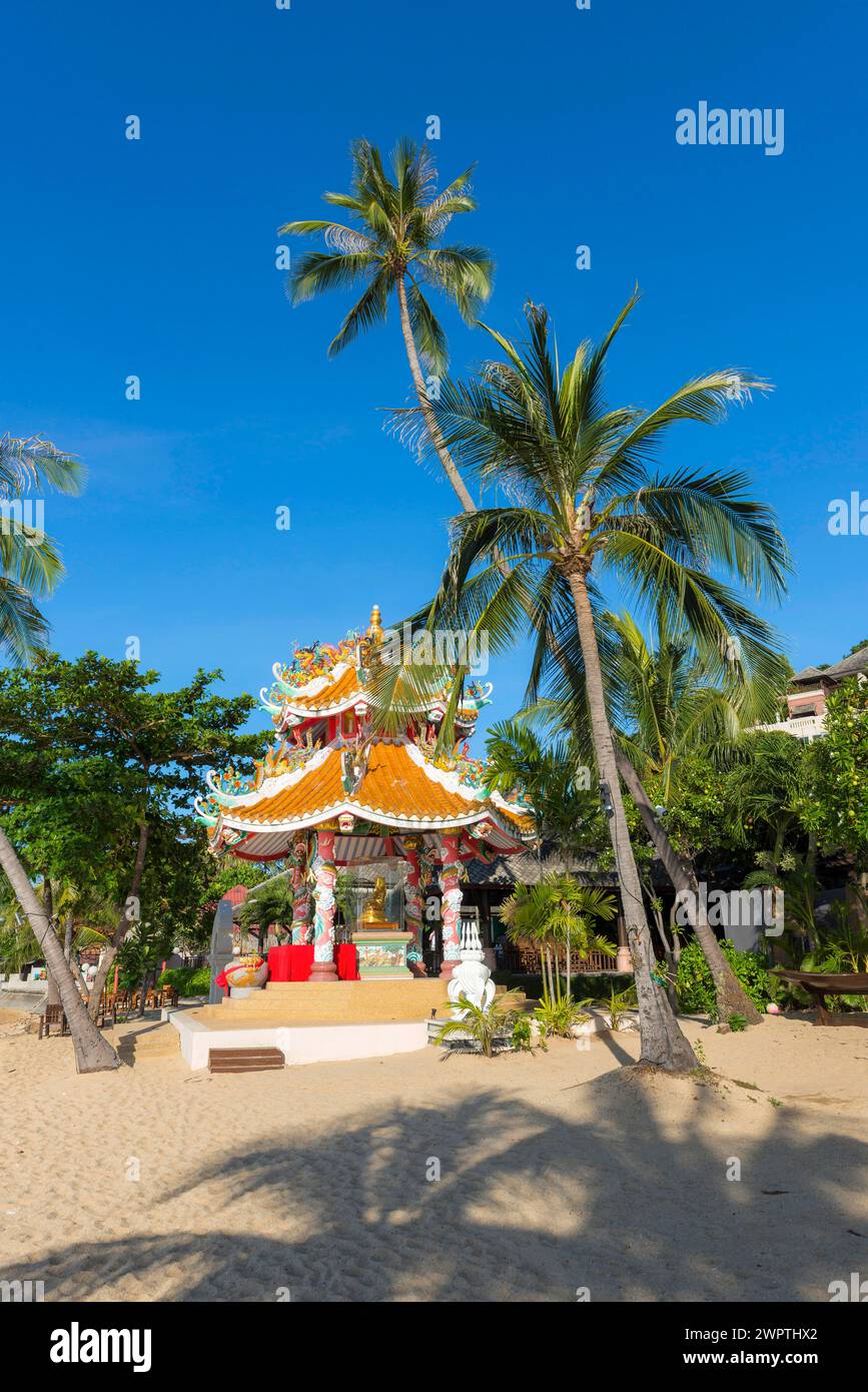 Tempio buddista a Maenam Beach, spiaggia, mare, religione, complesso di templi, buddismo, sacro, religioso, religione mondiale, offerta, sito di pellegrinaggio, prega Foto Stock