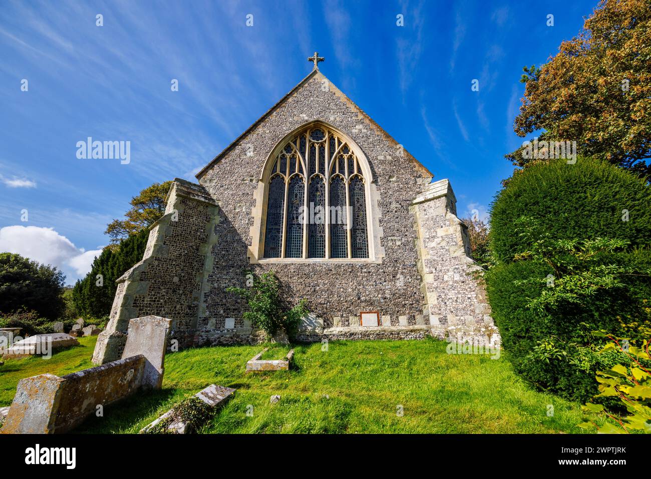 La Chiesa di Sant'Andrea ad Alfriston, un grazioso villaggio storico nel quartiere Wealden dell'East Sussex Foto Stock