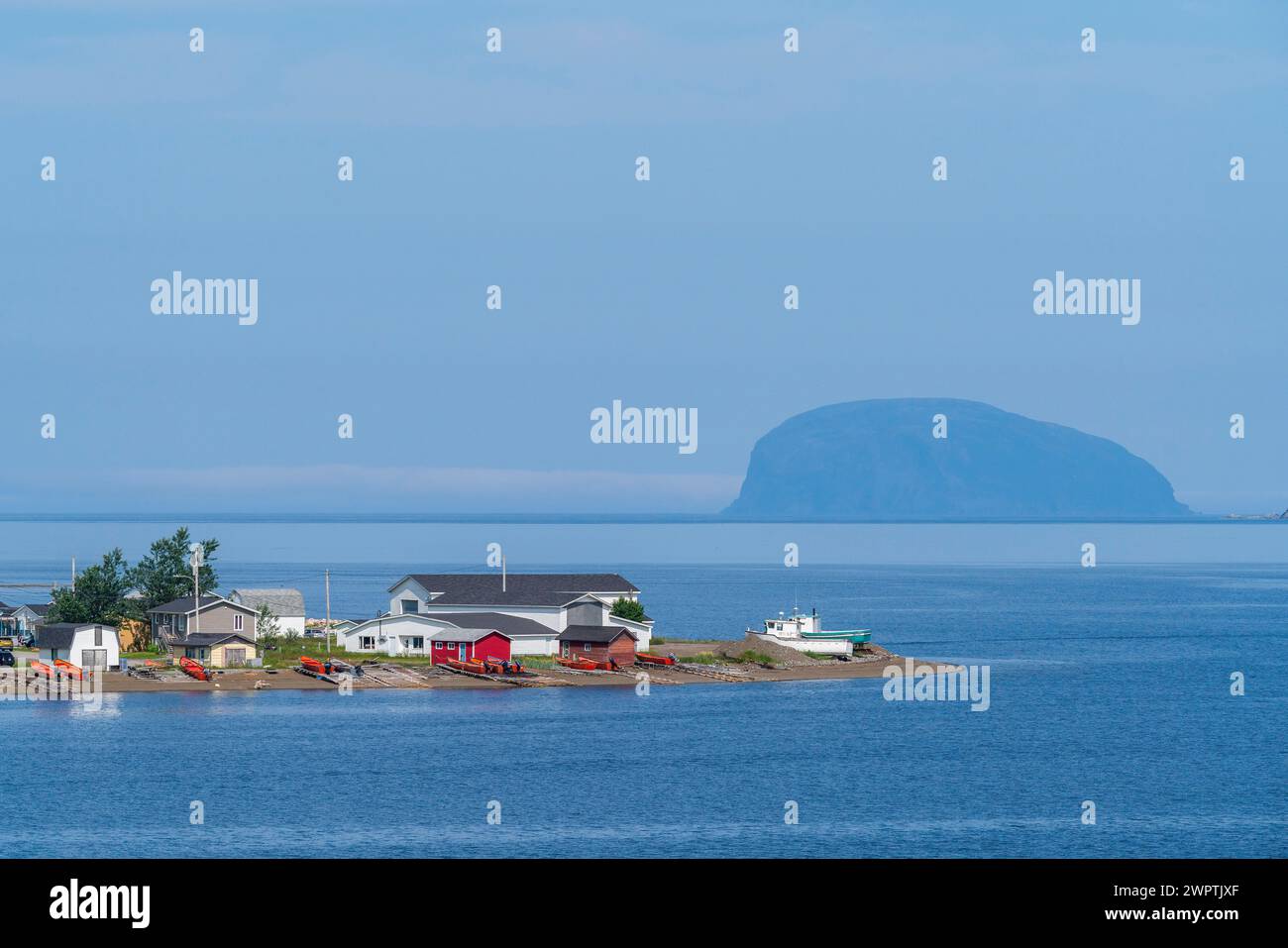 Promontorio con case colorate a Frenchman's Cove, dietro Weeball Island, anche Guernsey Island, Bay of Islands, Terranova, Canada Foto Stock