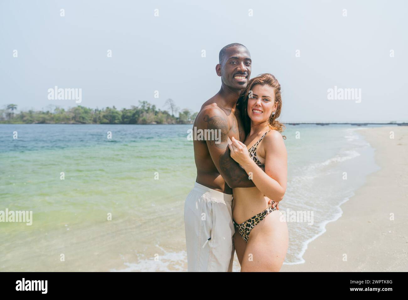 Gli amanti della spiaggia si abbracciano durante le vacanze in Africa. Foto Stock