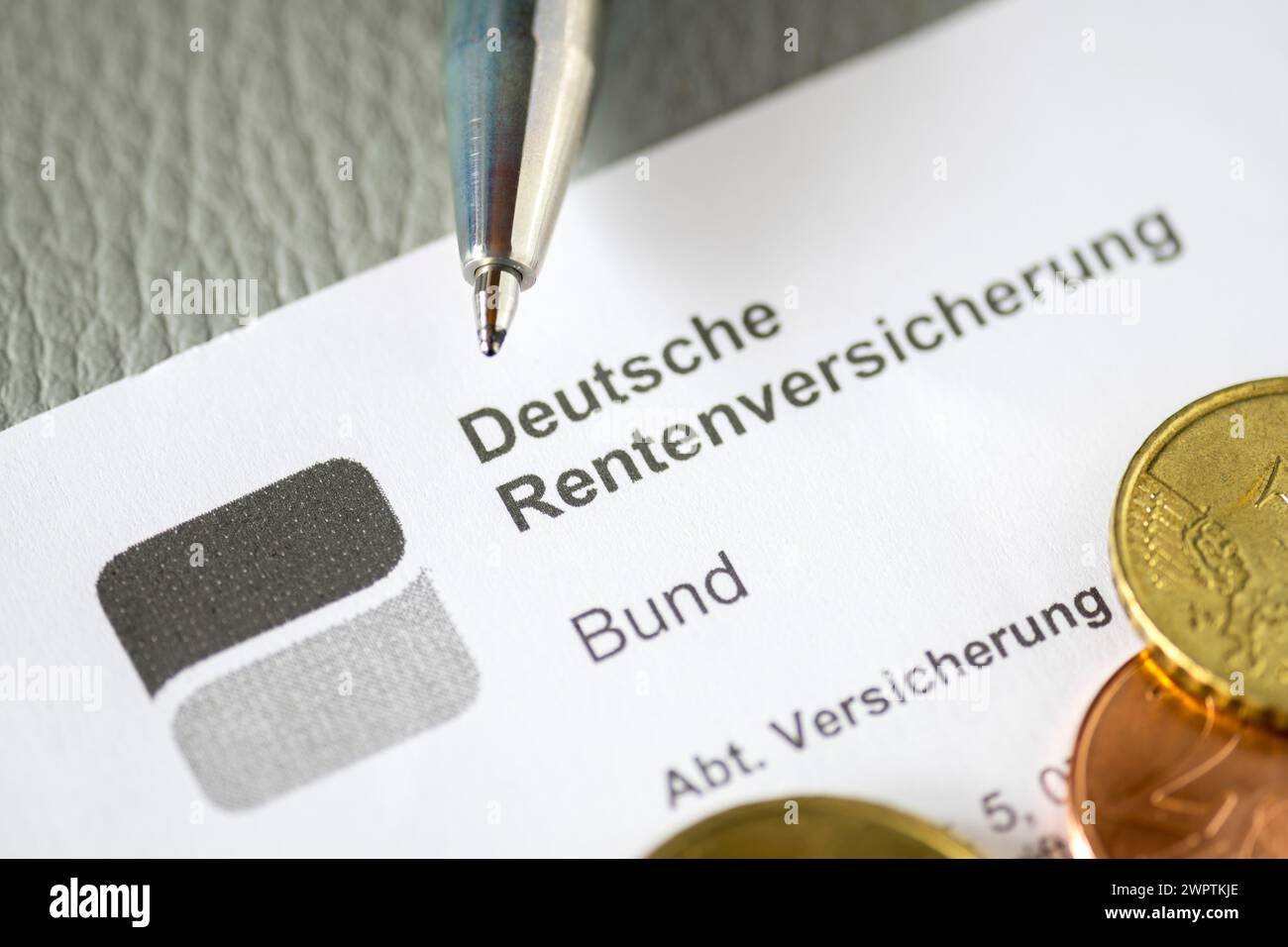 Assicurazione pensionistica tedesca, documenti, biros, monete, euro Foto Stock