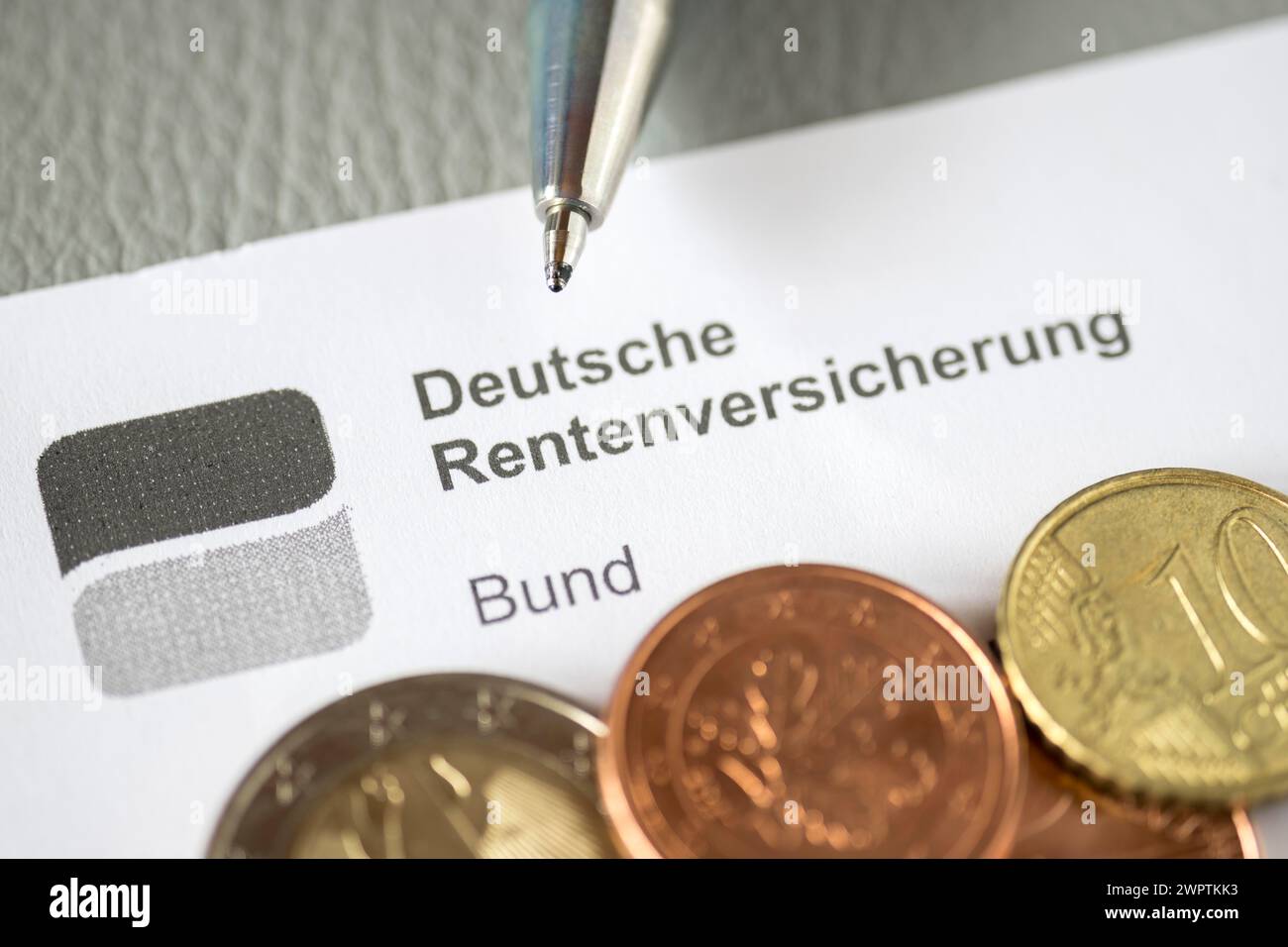 Assicurazione pensionistica tedesca, documenti, biros, monete, euro Foto Stock