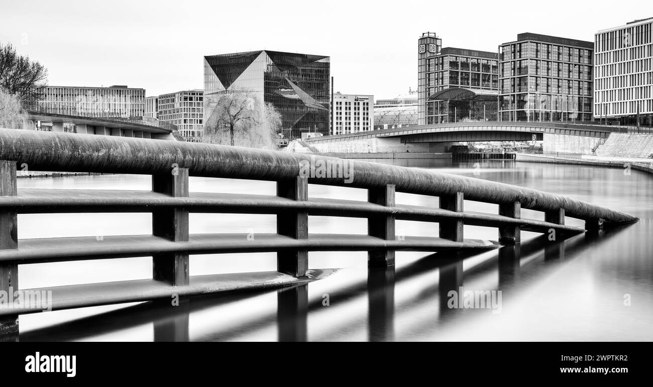 Fotografia in bianco e nero, lunga esposizione, foto di dettaglio, Kronprinzenbruecke nel distretto governativo, Berlino, Germania Foto Stock