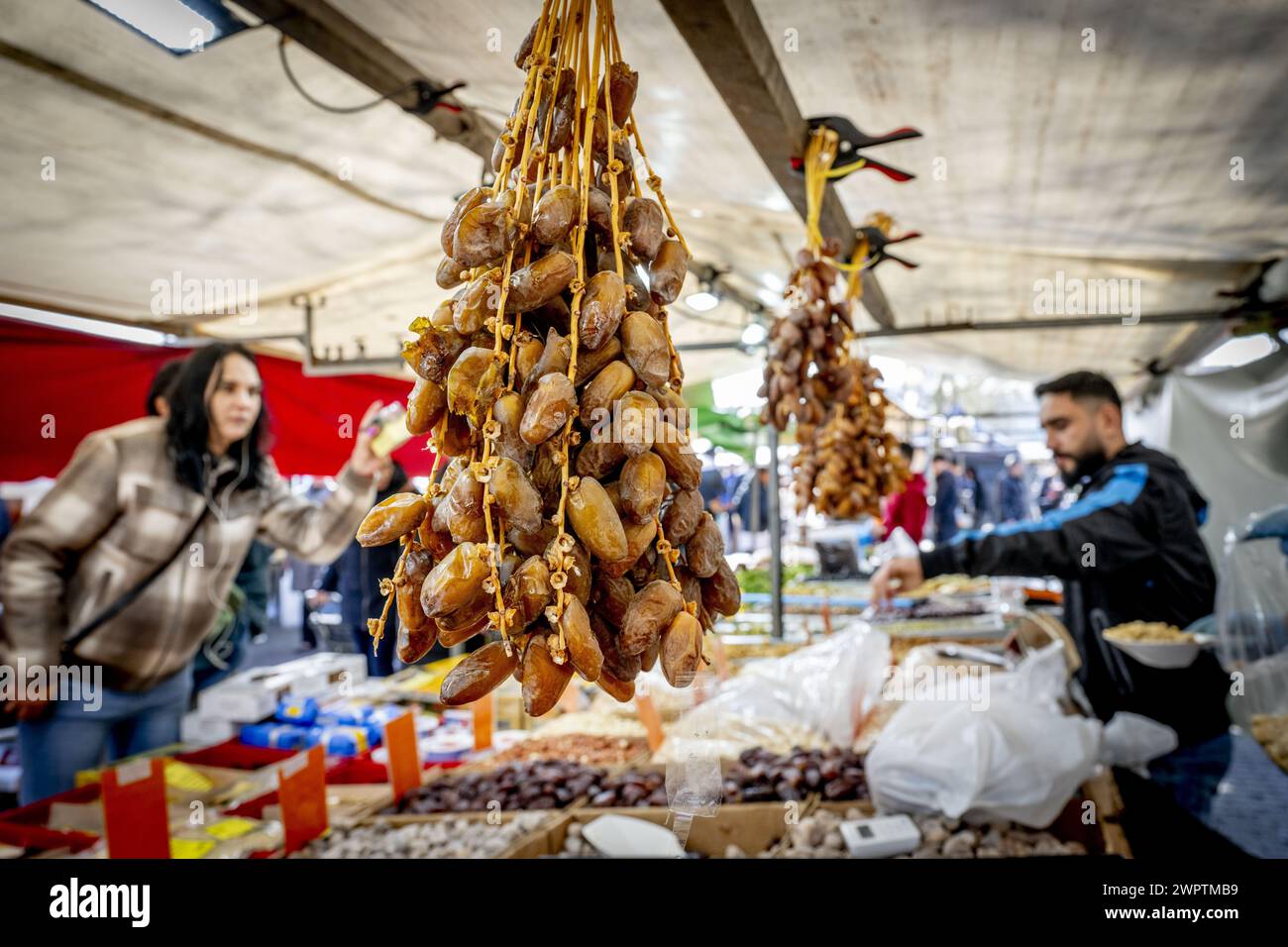 ROTTERDAM - i visitatori del mercato fanno shopping in preparazione degli iftar durante il mese di digiuno del Ramadan. Durante l'iftar, i musulmani mangiano la cena dopo il tramonto durante il mese di digiuno del Ramadan. ANP ROBIN UTRECHT netherlands Out - belgio Out crediti: ANP/Alamy Live News Foto Stock