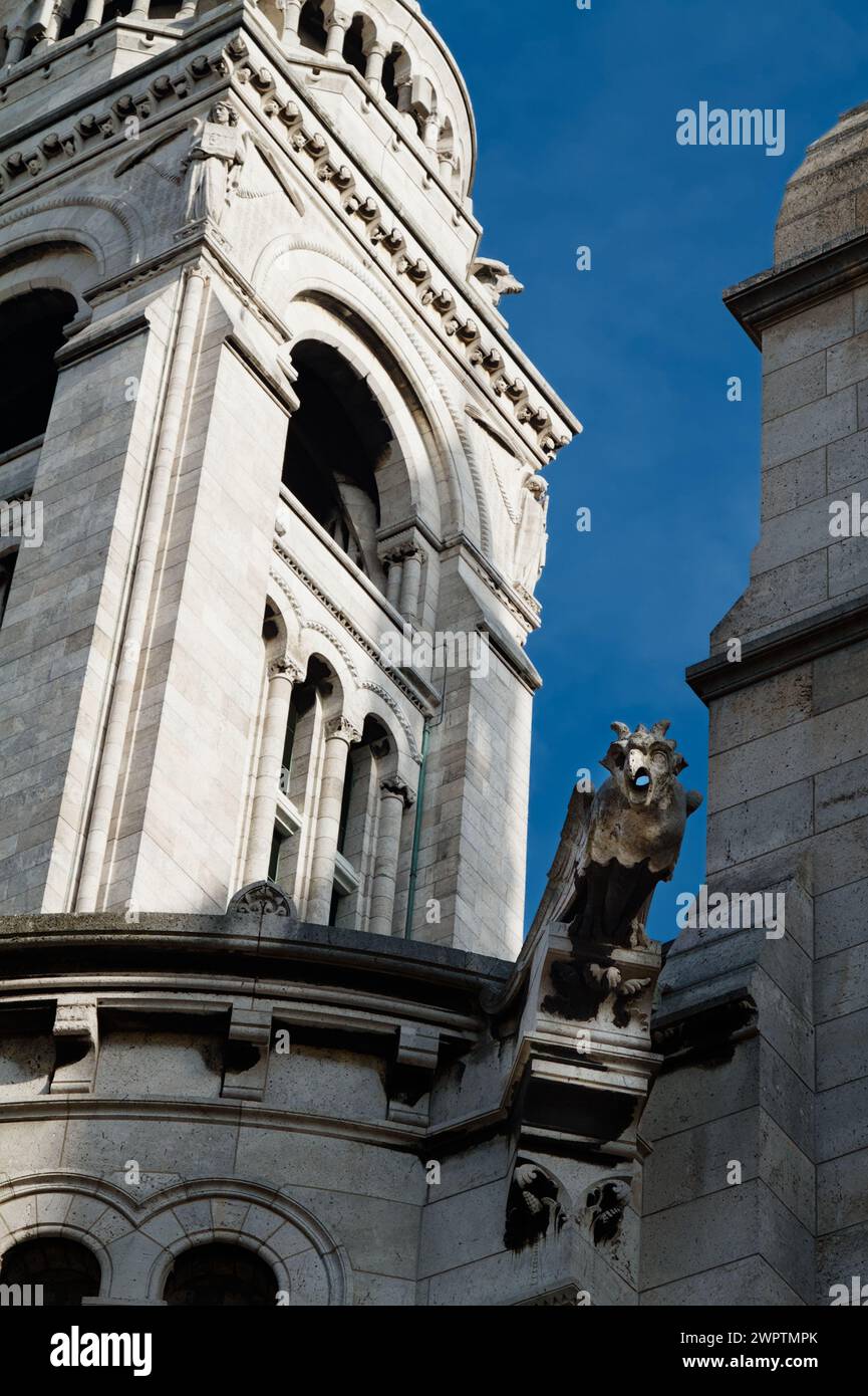 Griffin Gargoyle in pietra sul lato della Campanille, Campanile, Basilica del Sacro cuore di Montmartre, Parigi Foto Stock