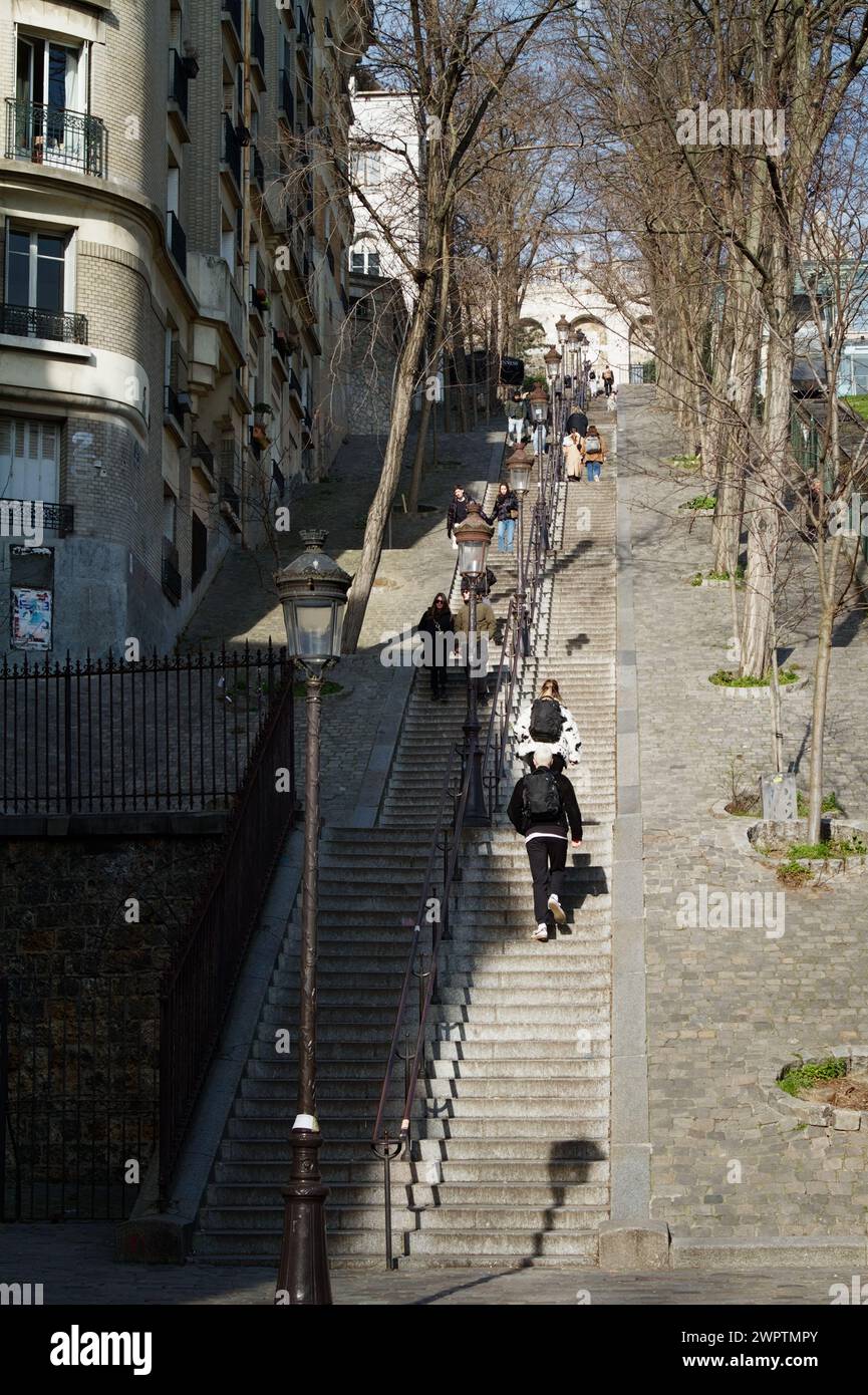 Scalinata verticale ripida, scalinata, di Rue Foyatier che conduce alla Butte di Montmartre, Parigi, Francia Foto Stock