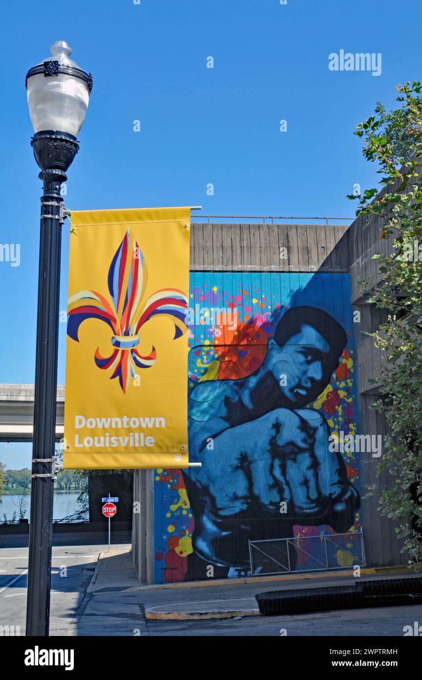 Un colorato murale del pugile Muhammad Ali dell'artista Ashley Cathey illumina un muro nel centro di Louisville, di fronte al Muhammad Ali Center. Foto Stock