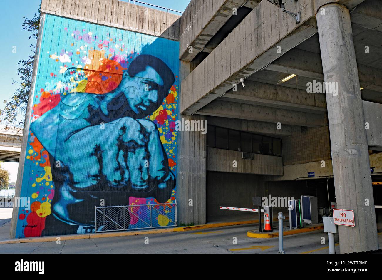 Un colorato murale del pugile Muhammad Ali dell'artista Ashley Cathey illumina un muro nel centro di Louisville, di fronte al Muhammad Ali Center. Foto Stock