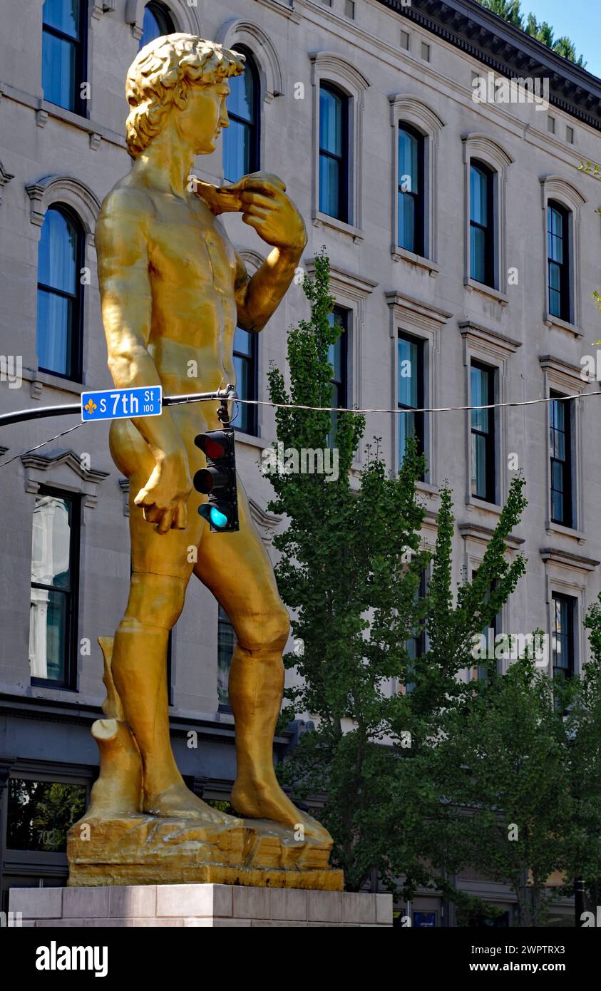 Una grande riproduzione della scultura del David di Michelangelo dell'artista turco Serkan Özkaya si trova in un angolo di strada nel centro di Louisville, Kentucky. Foto Stock