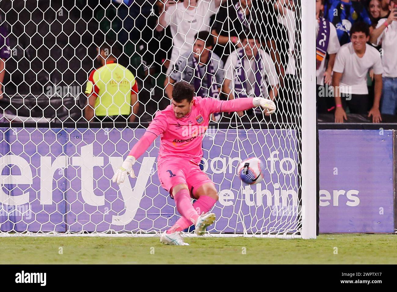 9 marzo 2024; HBF Park, Perth, Australia Occidentale, Australia; a-League Football, Perth Glory contro Newcastle Jets; Ryan Scott dei Newcastle Jets prende un lungo calcio goal Foto Stock