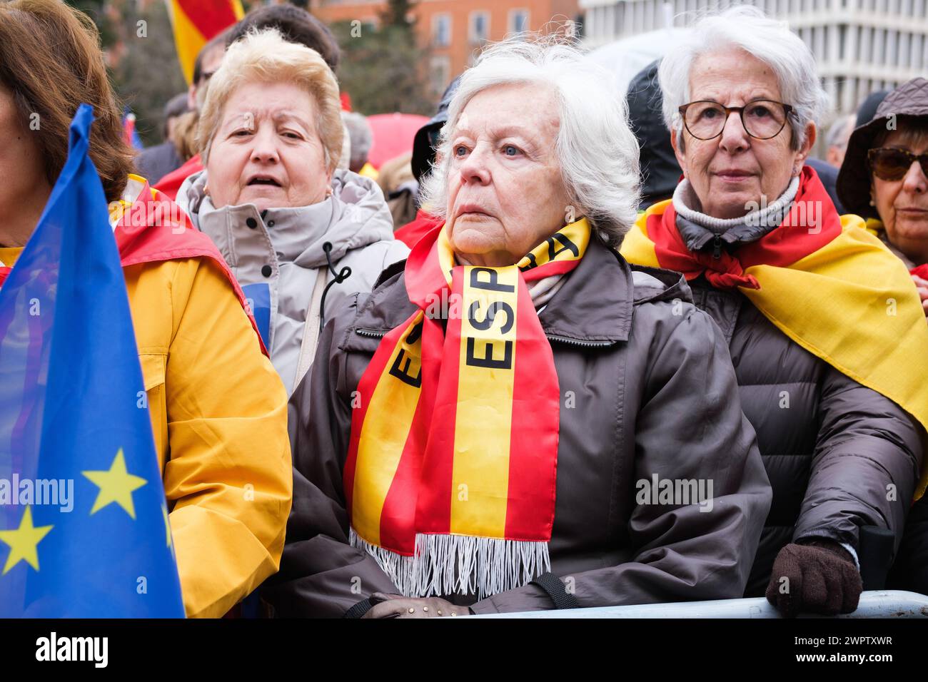 Diverse persone durante un raduno che chiedeva amnistía le dimissioni di Pedro Sanchez, a Plaza de Cibeles, il 9 marzo 2024, a Madrid, in Spagna Foto Stock