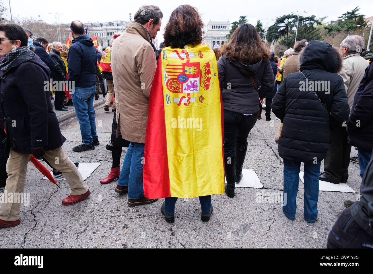 Diverse persone durante un raduno che chiedeva amnistía le dimissioni di Pedro Sanchez, a Plaza de Cibeles, il 9 marzo 2024, a Madrid, in Spagna Foto Stock