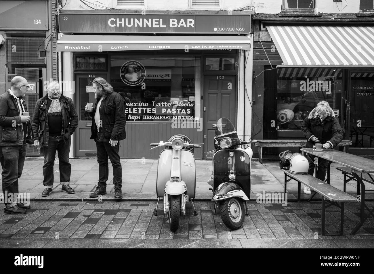 Scooteristi con scooter originali su Lower Marsh Waterloo SE1 Foto Stock