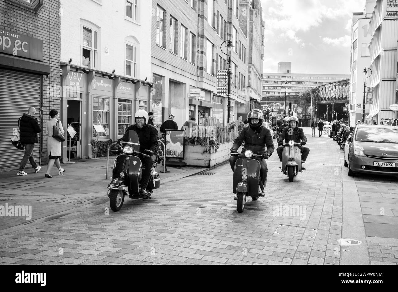 Scooter originali che cavalcano lungo la palude inferiore a Waterloo SE1 Foto Stock