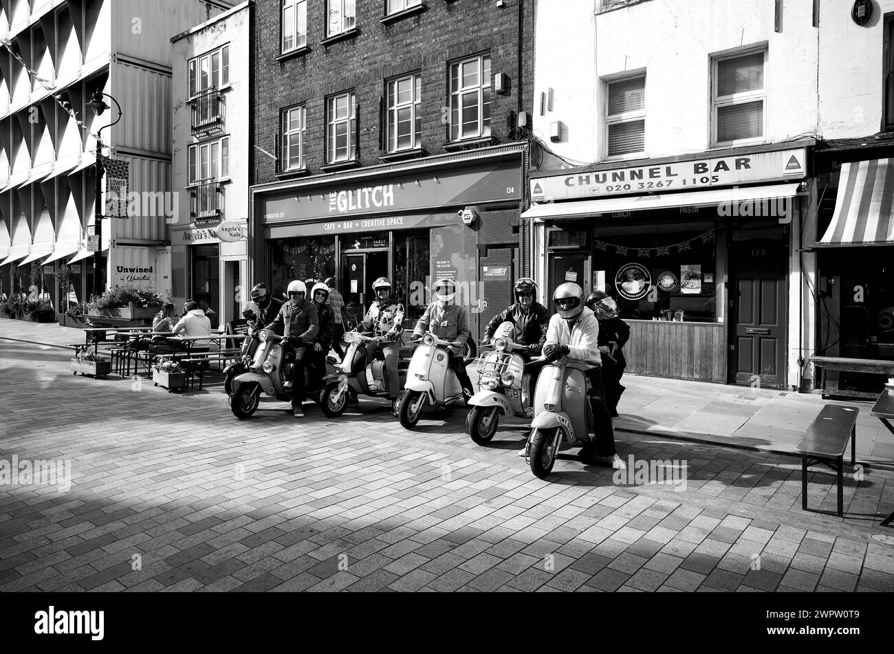 Scooteristi con scooter originali su Lower Marsh Waterloo SE1 Foto Stock
