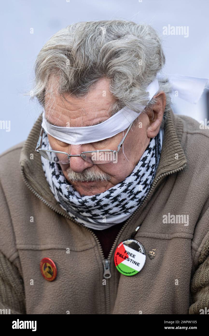 Manchester, Regno Unito. 9 marzo 2024. Manifestanti, tra cui membri della comunità ebraica, protestano contro il conflitto a Gaza oggi nel centro di Manchester. La protesta includeva manifestanti che si chiudevano alla cieca fuori dalla Barclays Bank in Market Street. Manchester. REGNO UNITO. Immagine: Garyroberts/Worldwide Features. Crediti: GaryRobertsphotography/Alamy Live News Foto Stock