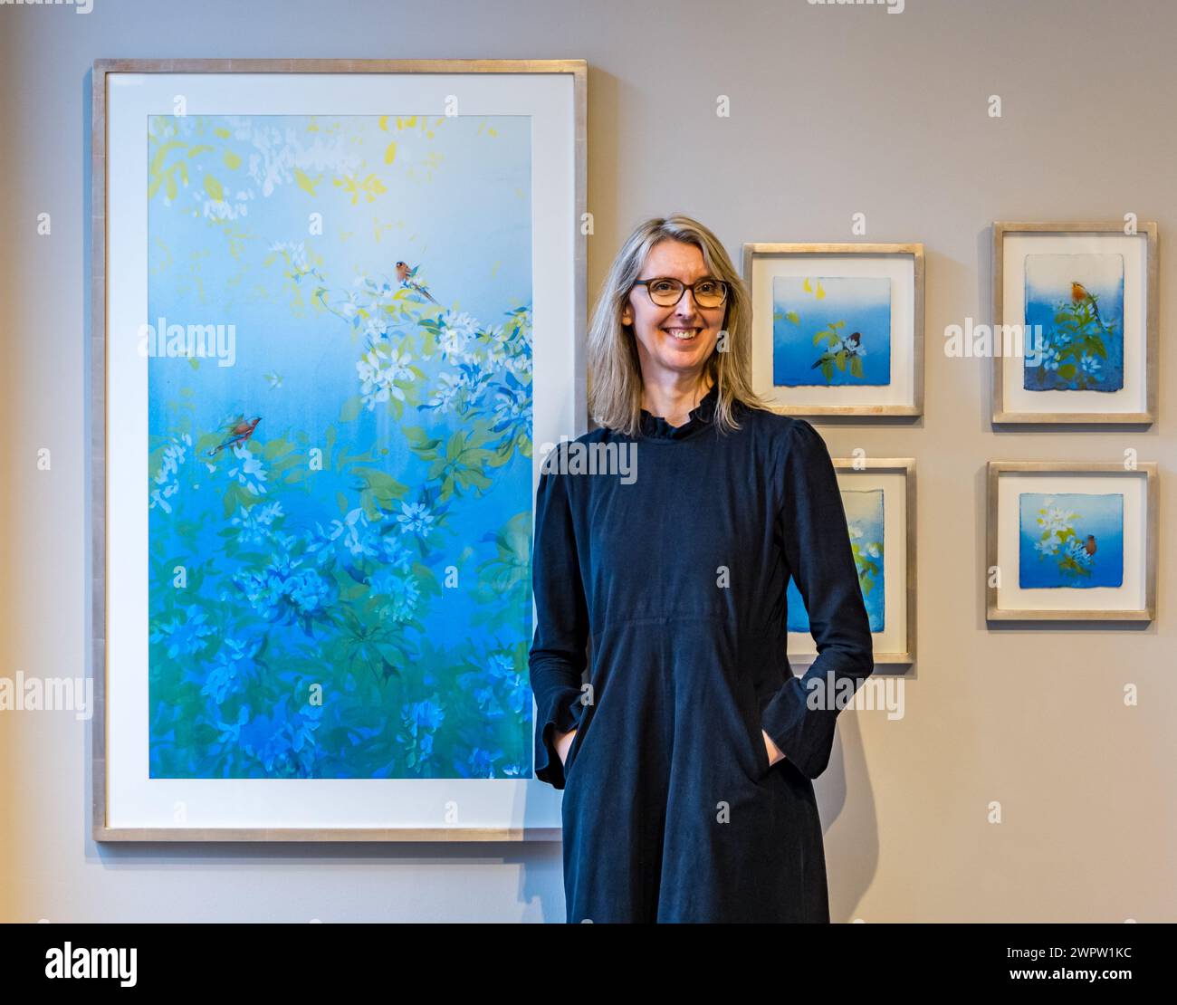 Edimburgo, Scozia, Regno Unito, 9 marzo 2024. The Scottish Gallery: Una nuova mostra presso la galleria d'arte New Town. Nella foto: L'artista Claire Harkess e alcuni dei suoi coloratissimi acquerelli. Crediti: Sally Anderson/Alamy Live News Foto Stock