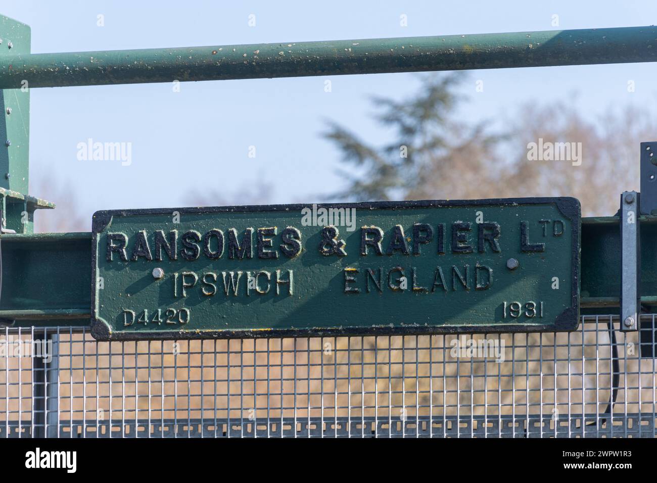 Ransomes e Rapier Ltd firmano su sluice gate che controllano il livello dell'acqua sul fiume Wey, Ripley, Surrey, Inghilterra, Regno Unito Foto Stock