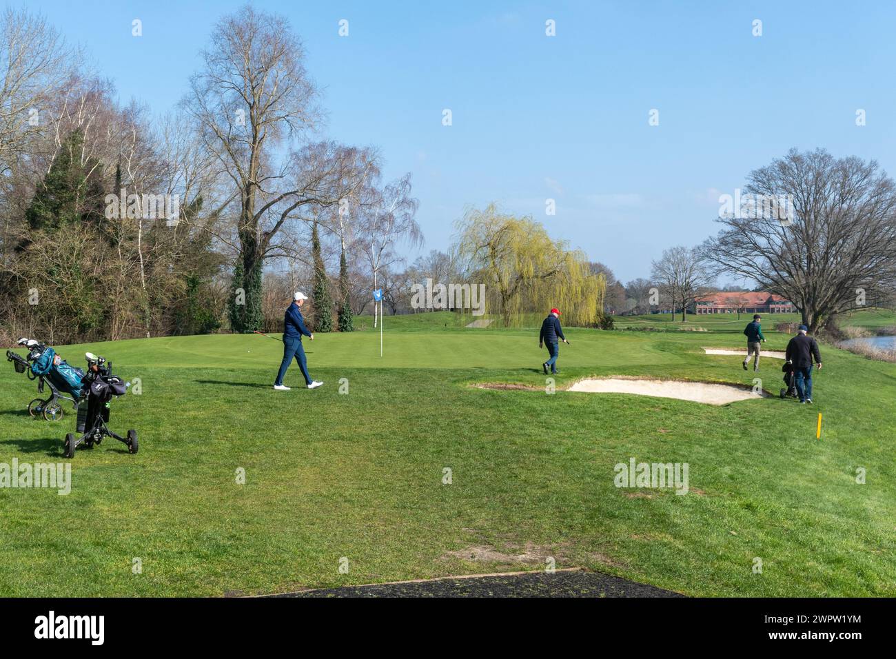 Vista del club golfistico Wisley e del campo da golf con giocatori di golf, Surrey, Inghilterra, Regno Unito Foto Stock
