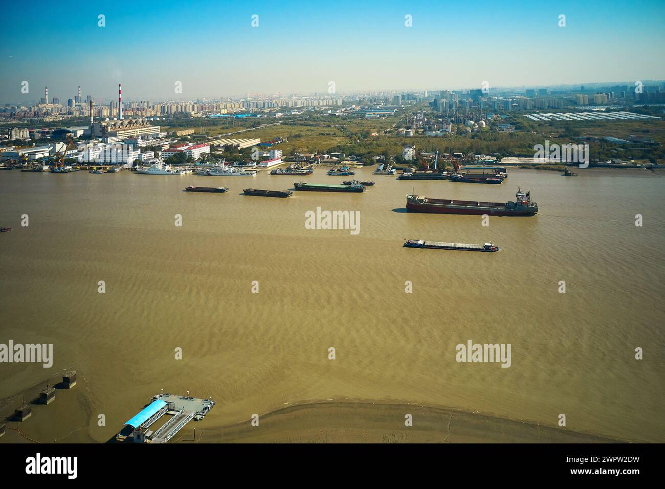 vista dal drone del fiume navigabile della città Foto Stock