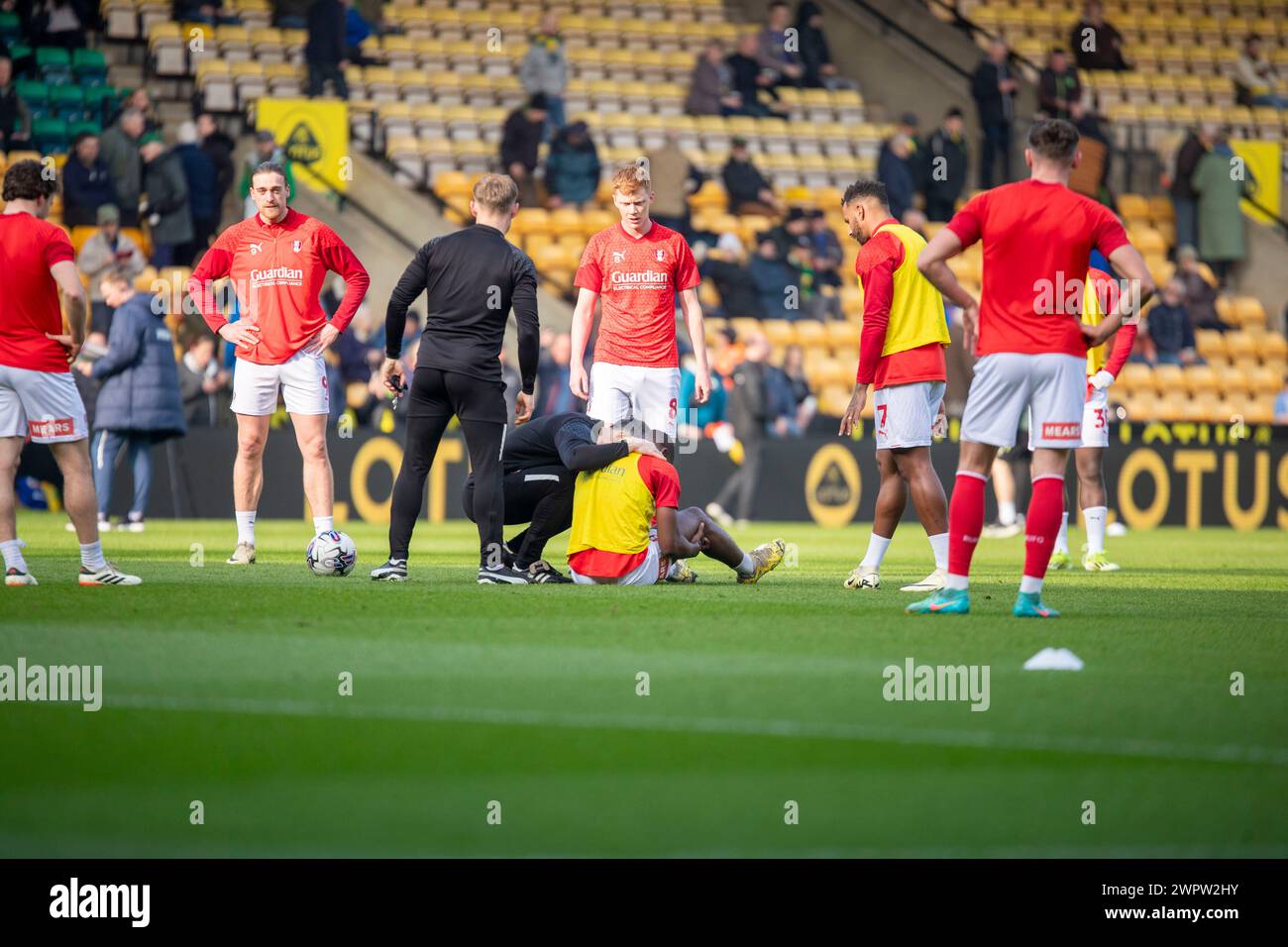 Christ Tiehi del Rotherham United va giù infortunato in Warm Up prima del match per lo Sky Bet Championship tra Norwich City e Rotherham United a Carrow Road, Norwich, sabato 9 marzo 2024. (Foto: David Watts | mi News) crediti: MI News & Sport /Alamy Live News Foto Stock