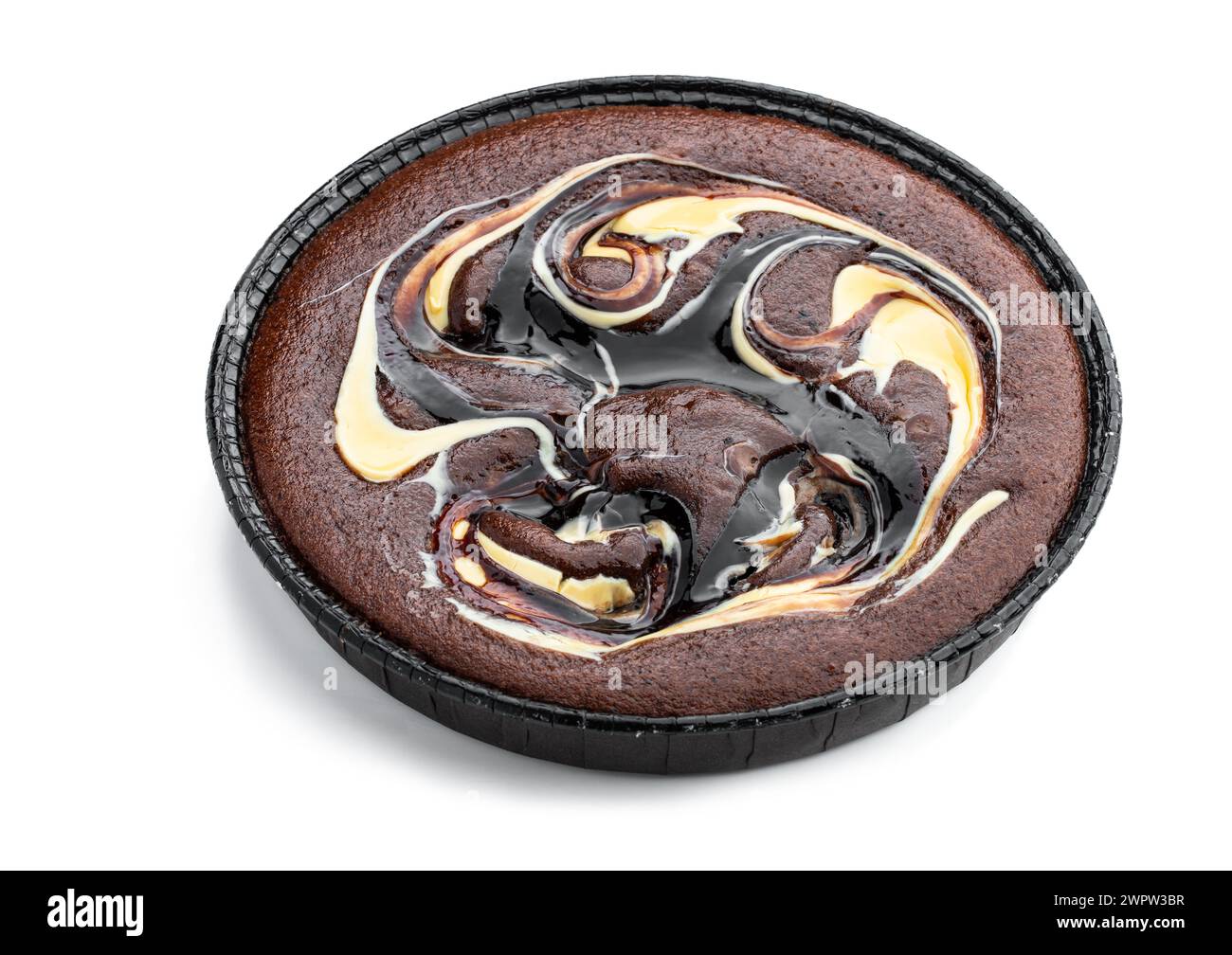 Crostata di cioccolato fondente decorata con ganache bianche e scure isolate su bianco Foto Stock