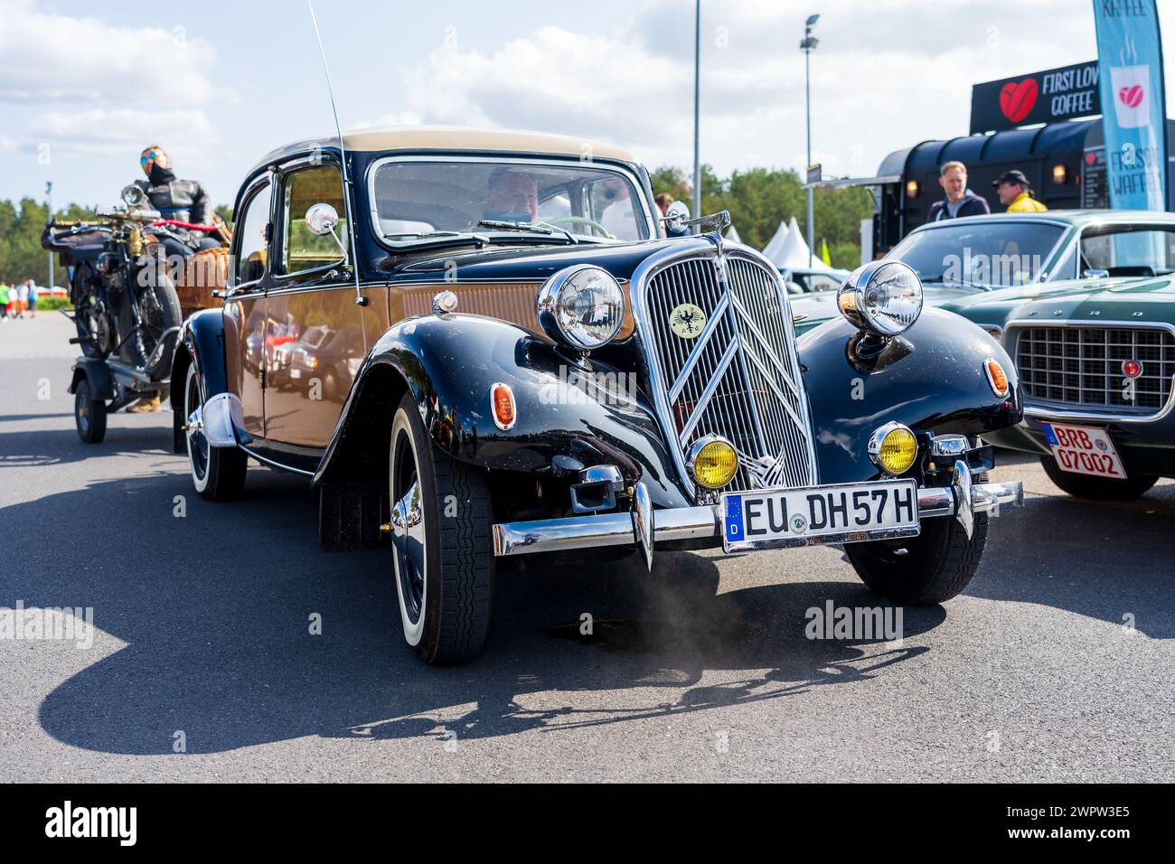 LINTHE, GERMANIA - 27 MAGGIO 2023: L'auto executive Citroen Traction Avant, 1957. Die Oldtimer Show 2023. Foto Stock