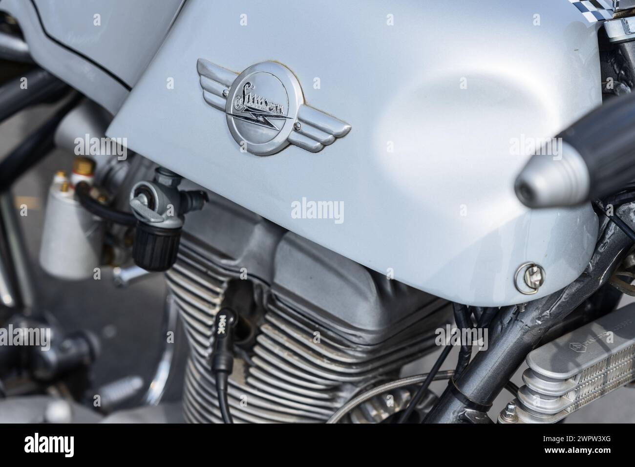 LINTHE, GERMANIA - 27 MAGGIO 2023: Il frammento di moto sportiva Simson AWO RS 350, 1959. Die Oldtimer Show 2023. Foto Stock