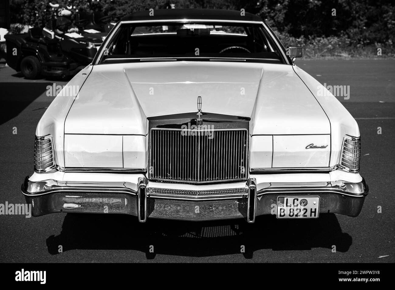 LINTHE, GERMANIA - 27 MAGGIO 2023: La coupé di lusso personale Lincoln Continental Mark IV Bianco e nero. Die Oldtimer Show 2023. Foto Stock